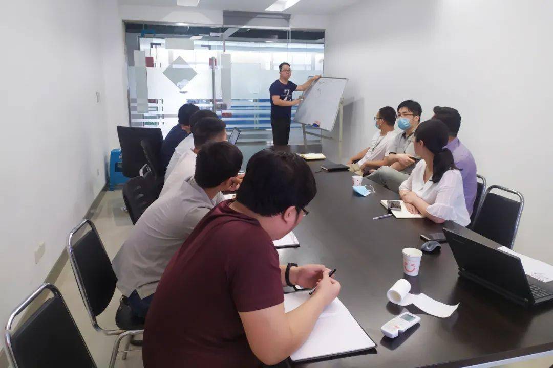 技术交锋激发创新火花 —— 信息中心“IT创意社”首期技术沙龙成功举办